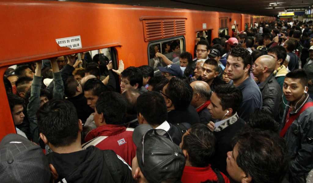 Lluvia retrasa la llegada del metro en 9 estaciones de la CDMX