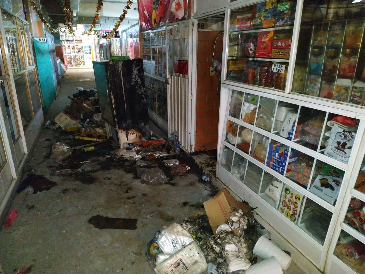 Se incendia local comercial en mercado de SARE Chicoloapan