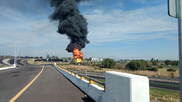 Reportan explosión de ducto de Pemex en Celaya