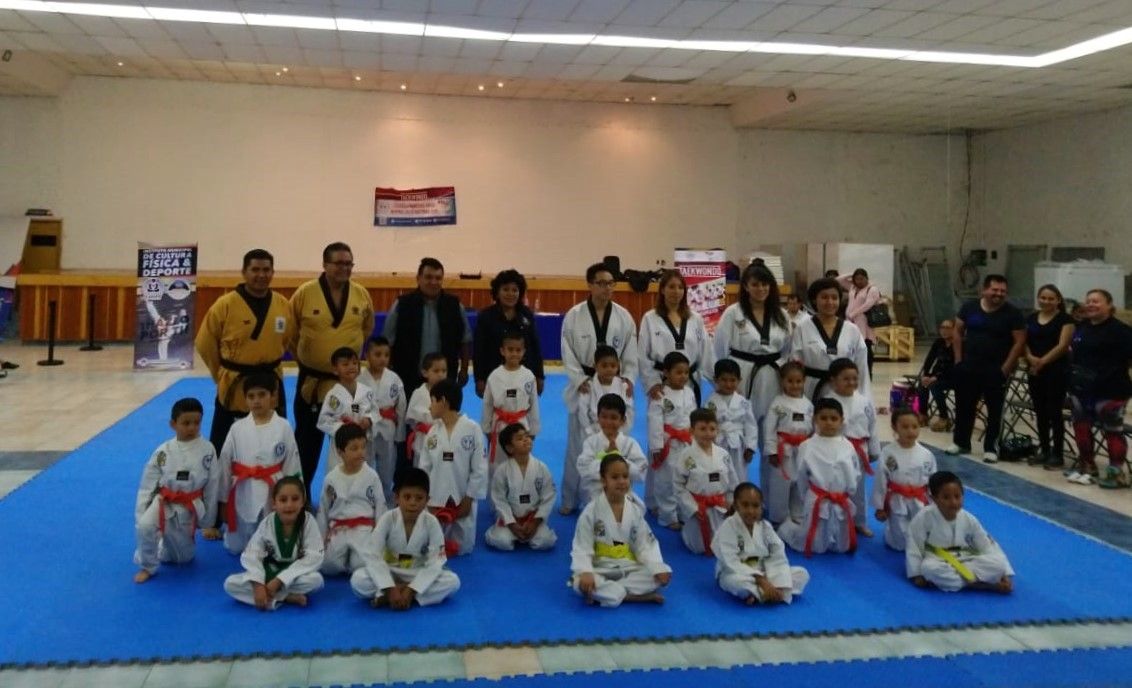 Se certifican alumnos de la Escuela de Taekwondo en Mineral de la Reforma
