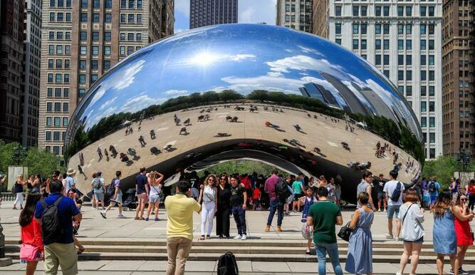 Grafitean la famosa escultura "The Bean" de Chicago