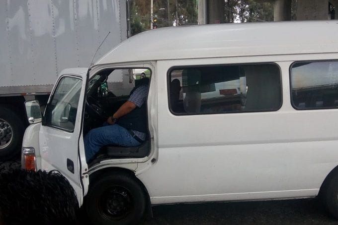Lesionan de bala al conductor de una Urvan  en la autopista México  - Puebla