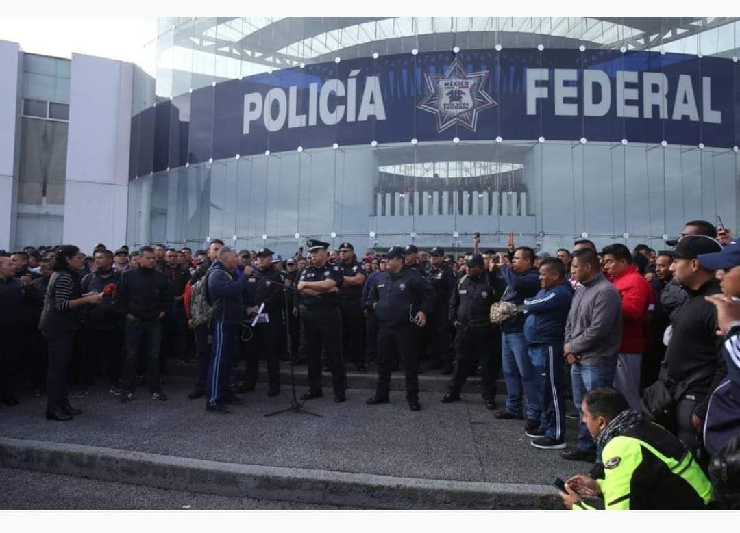 Policías Federales mantienen bloqueada la Autopista México - Pachuca a la altura del kilómetro 11