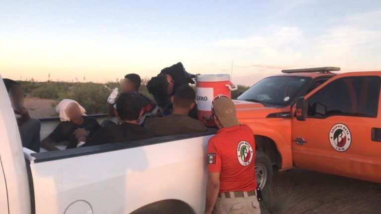 Rescatan a migrantes perdidos en el desierto de Chihuahua