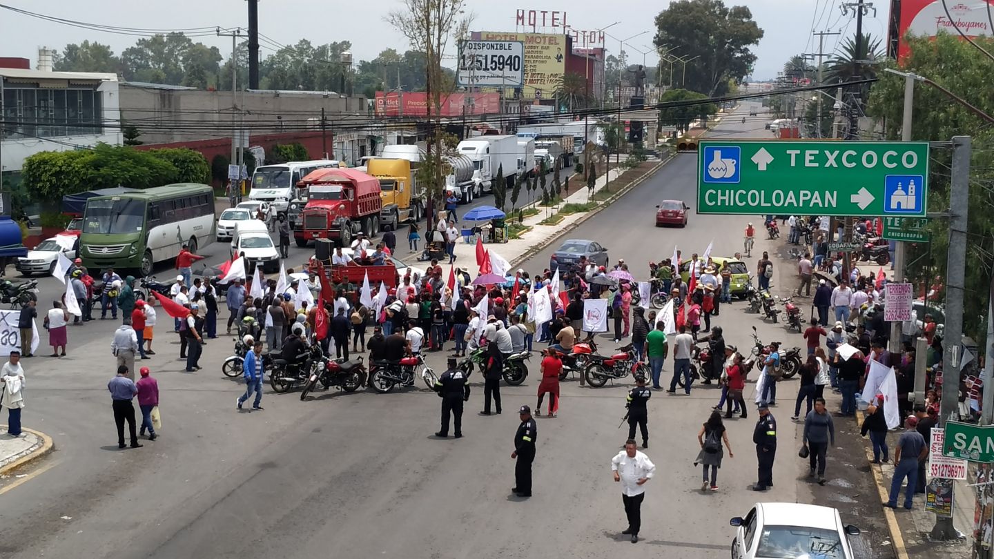 Carretera México Texcoco cerrada por un grupo de antorchistas en Chicoloapan