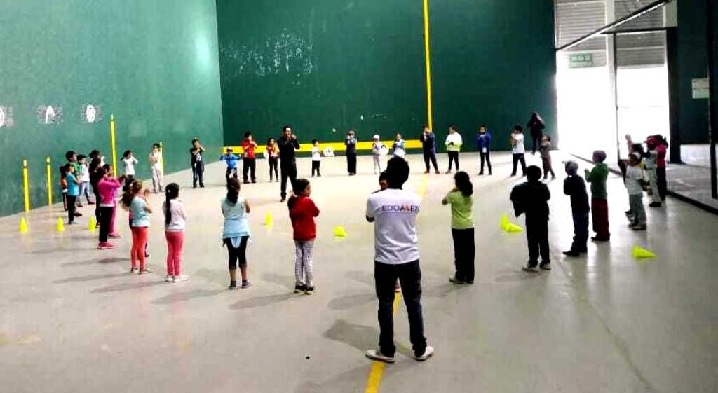 Niñas y niños realizan deporte en los Centros de Formación Edoméx