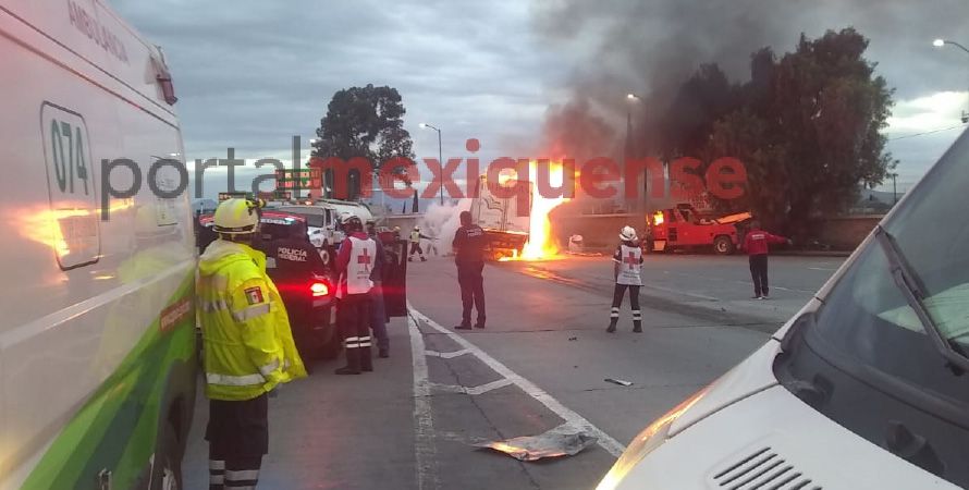 Tráiler sin frenos choca contra grúa cerca de la caseta de San Marcos Huixtoco en la México - Puebla 