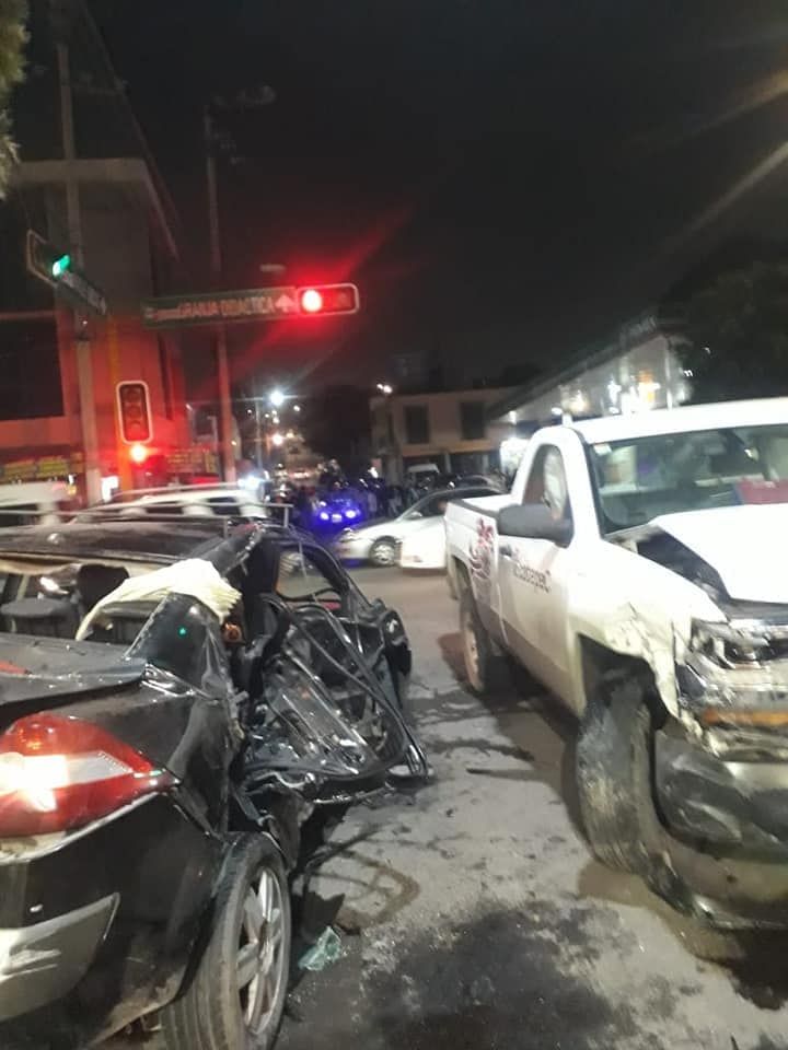 Accidente en Ecatepec involucrada camioneta oficial de la actual administración