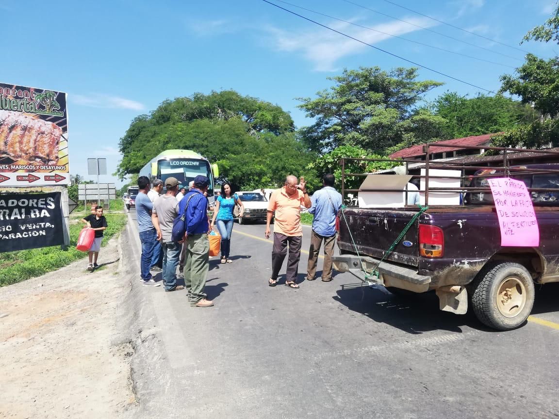 Bloquean la carretera federal Acapulco -  Zihuatanejo campesinos de ejidos de Atoyac; exigen el fertilizante
