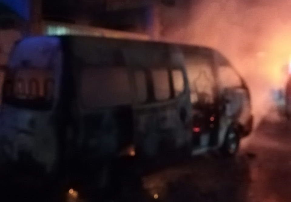 Incendiaron dos combis en Tecámac