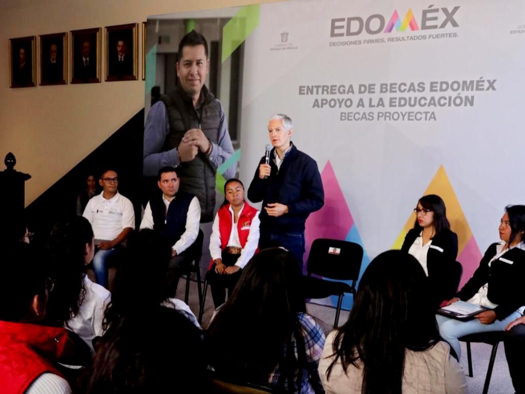 Alfredo del Mazo entrega becas para que alumnos mexiquenses perfecciones el idioma ingles en Canadá