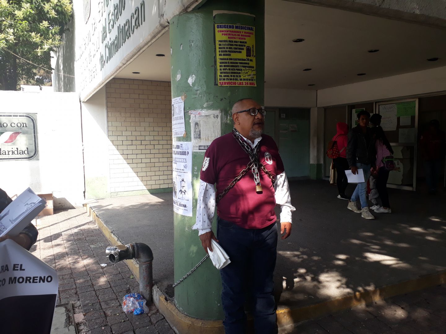 Hombre se encadena a las afueras del Hospital ’90 Camas’ en Chimalhuacán por negligencia
