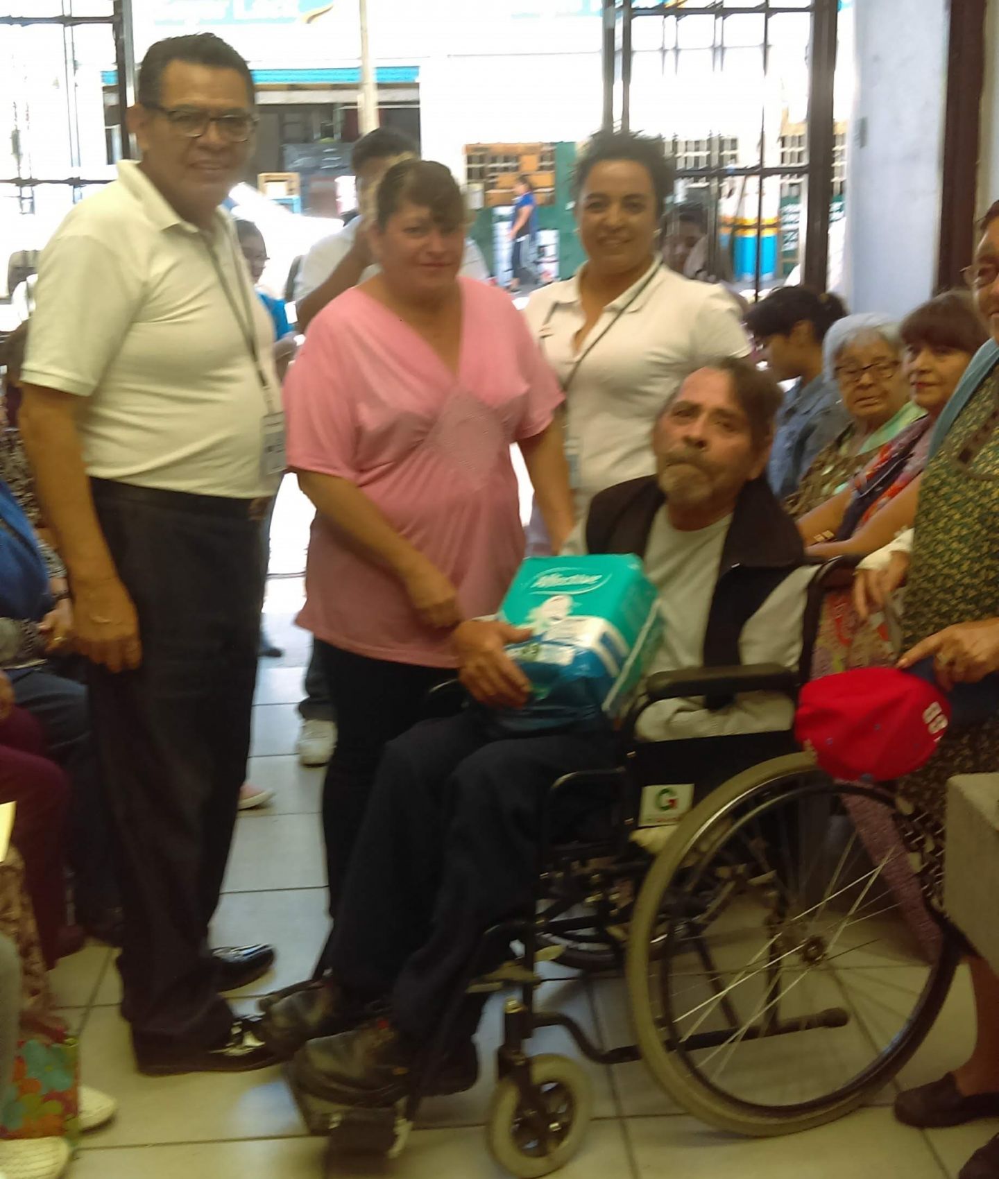La fundación María Esther Manríquez Hernández entrego apoyos a adultos mayores