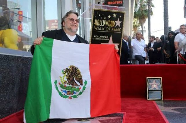 Guillermo del Toro devela su estrella en Hollywood con bandera de México en manos