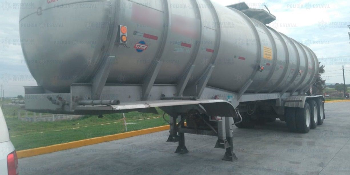 
Recuperan tanque abandonado con 43 mil litros de combustible en el Circuito Exterior Mexiquense