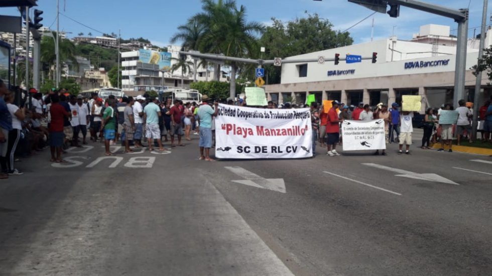 Buzos y pescadores cierran Costera de Acapulco para exigir pagos