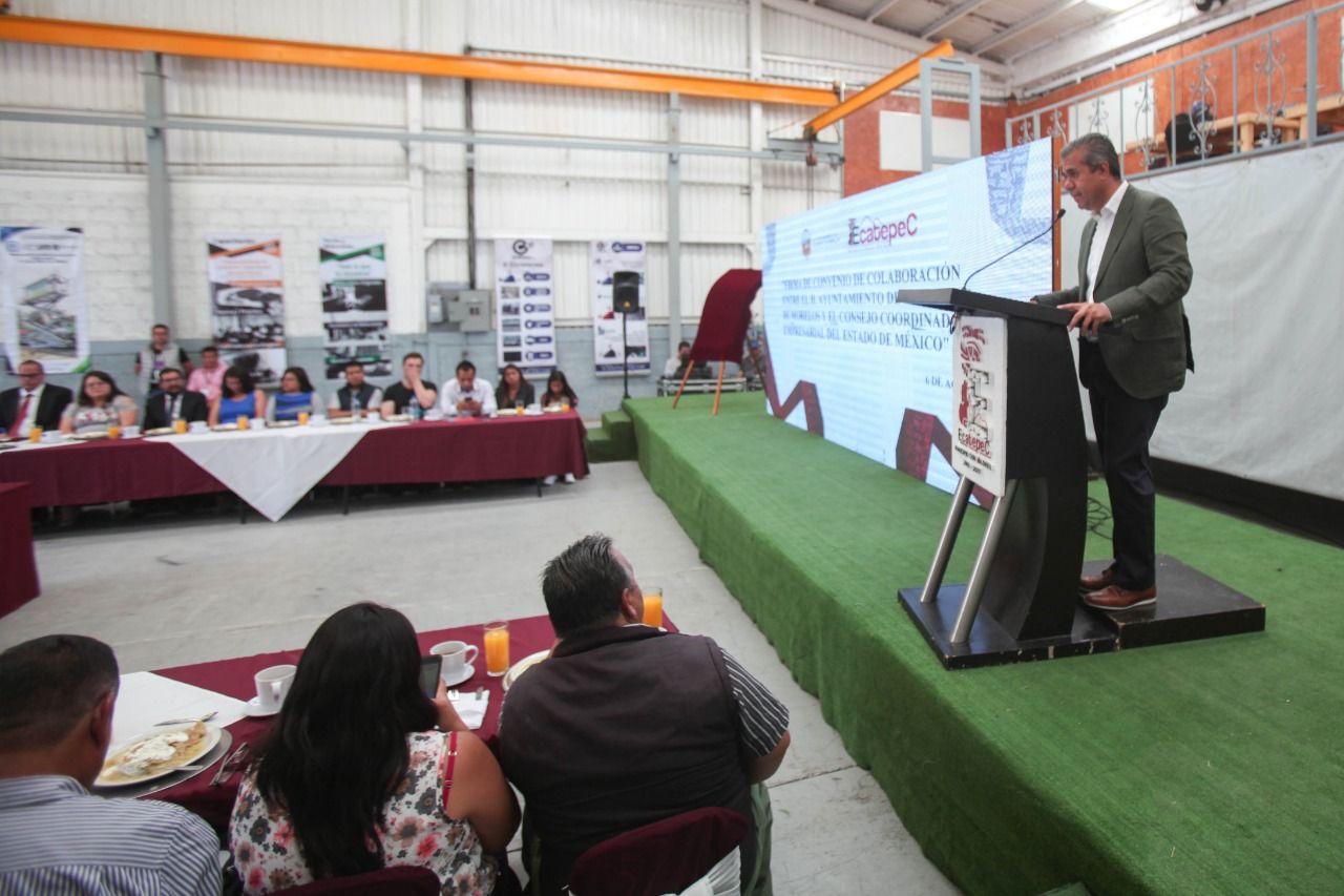Alcalde de Ecatepec firma convenio con empresarios para rescatar 50 áreas verdes