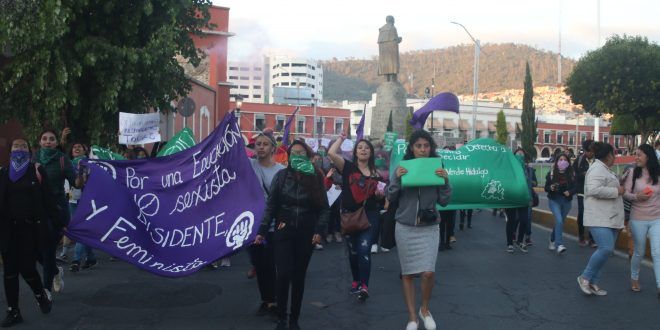 Marcharon feministas en Pachuca para visibilizar violencia de género