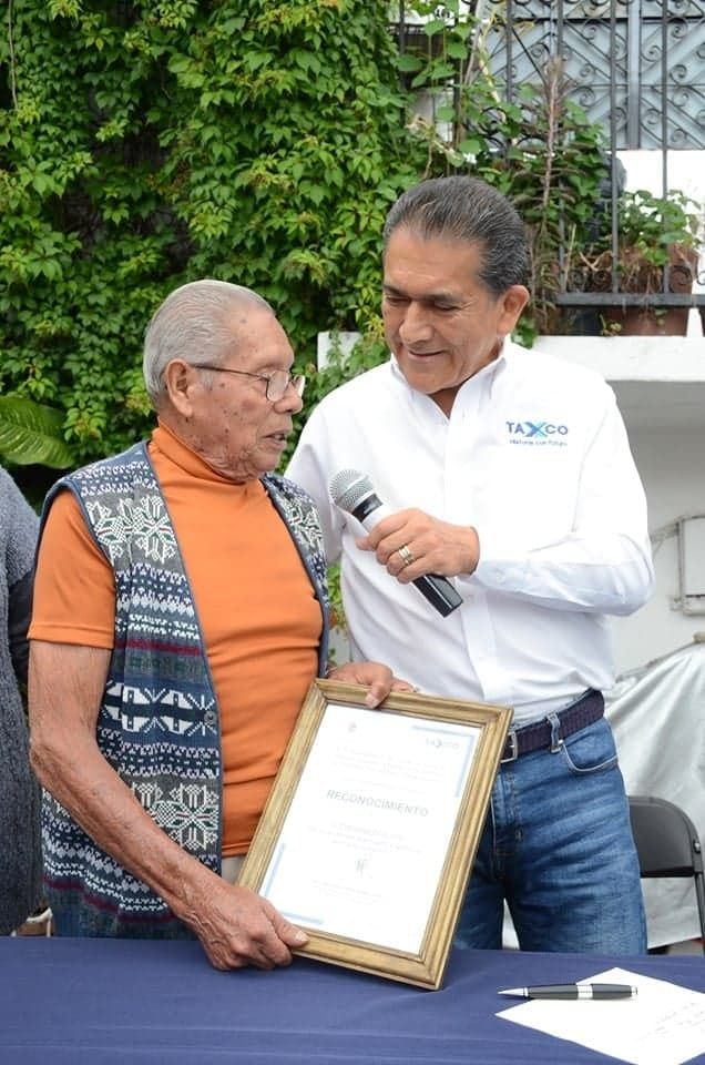 
Otorga reconocimiento el gobierno de Taxco a panchito Arce por su aportación al deporte taxqueño.