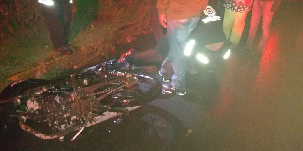 Accidente provocado por pavimento mojado derrapa de su moto un joven en Tepetlaoxtoc