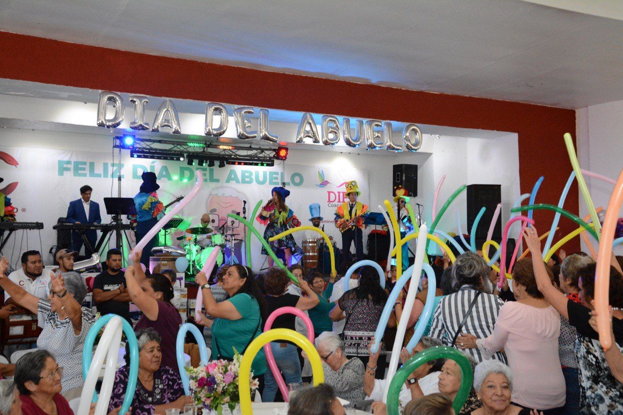 Festejan el ’Día del Abuelo’ en Coacalco con asistencia de 900 personas