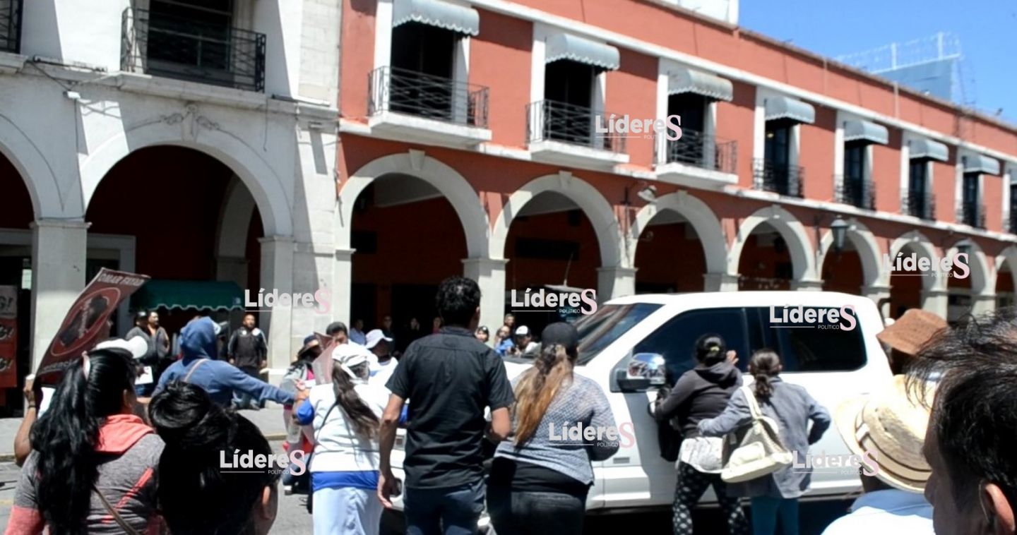 Un grupo de Antorcha Campesina increpa a Omar Fayad  y rompen vidrios de Palacio de Gobierno