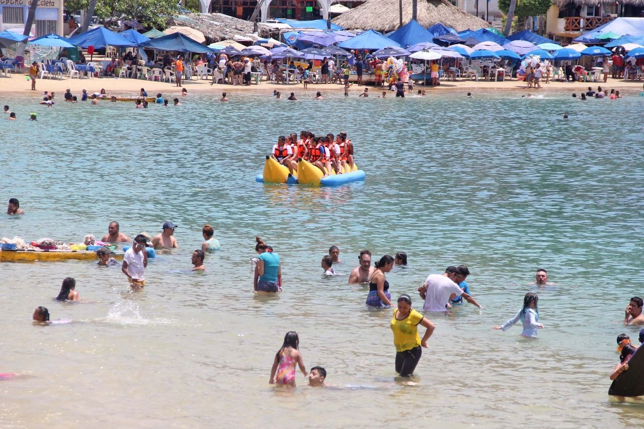 Hay buen clima y playas limpias en Acapulco, dicen turistas 