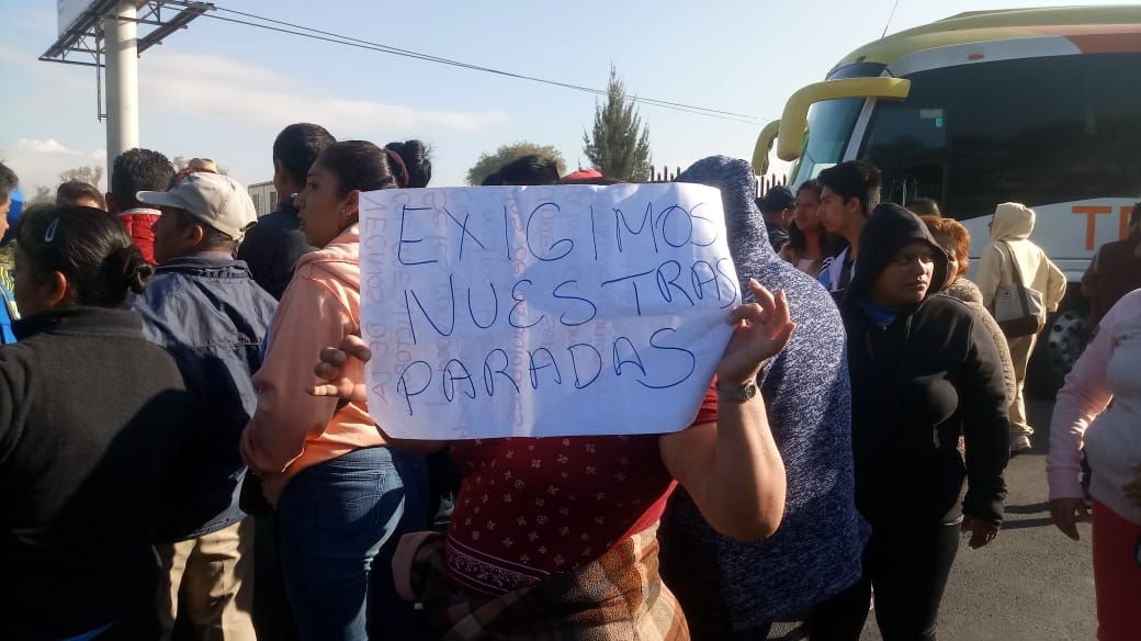 Bloquean la autopista Peñón-Texcoco para exigir paradas a camiones