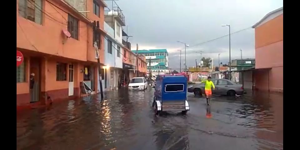 Cientos de damnificados por inundación en Nezahualcóyotl