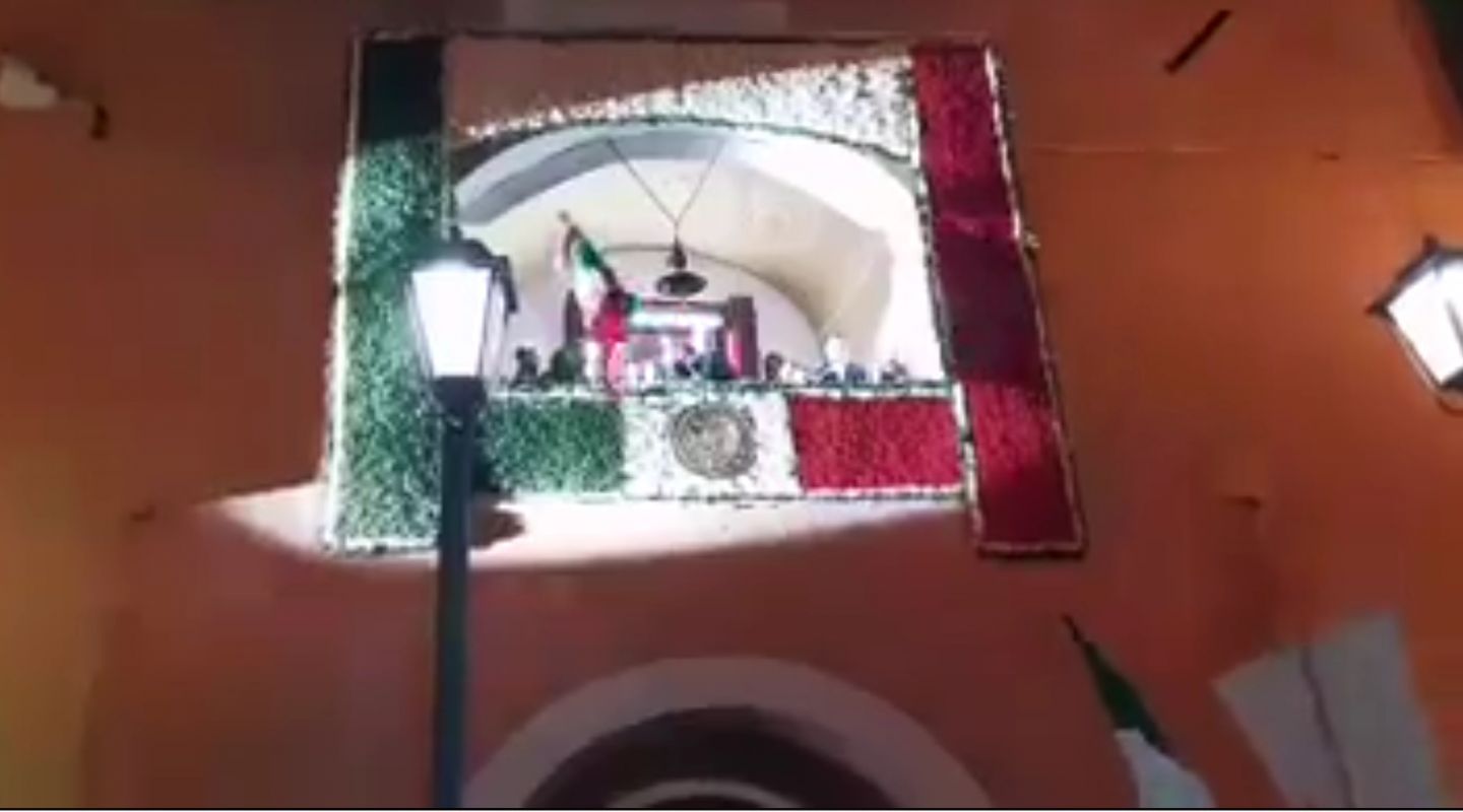 En pleno Grito de Independencia se le cae la Bandera al edil de Mineral del Monte Hidalgo 