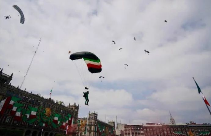 Paracaidista cae durante Desfile Militar en el Zócalo