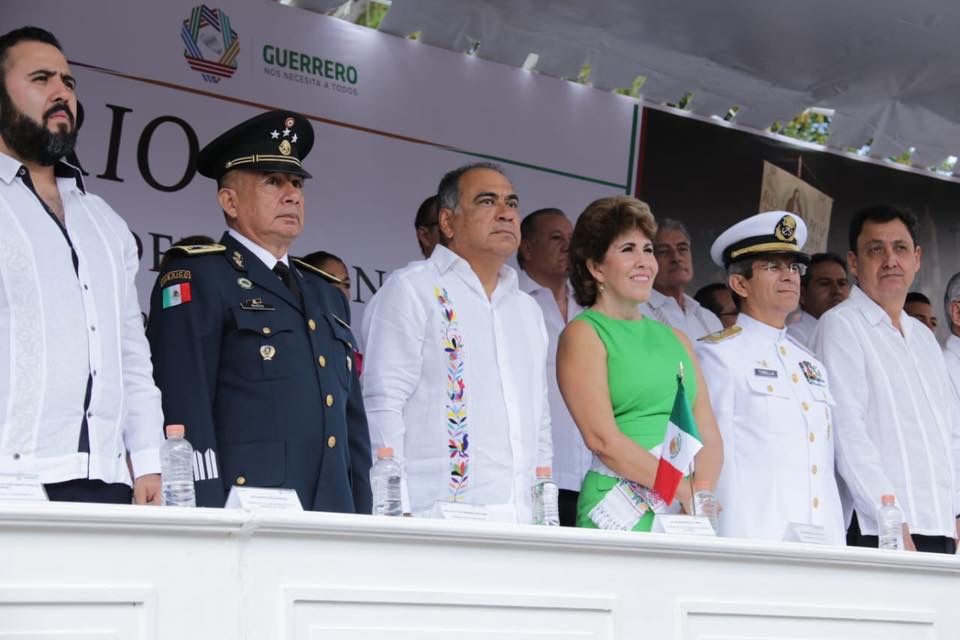 Miles asisten a desfile cívico militar encabezado por el gobernador Astudillo 