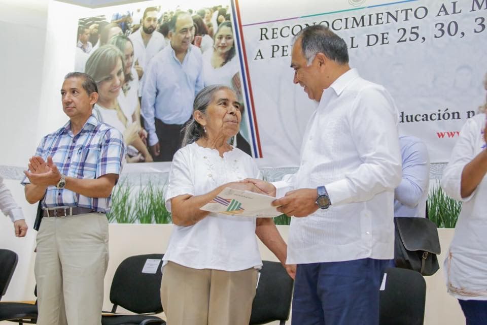 Premia el gobernador Astudillo a personal de la SEG, de más de 50 años de servicio 