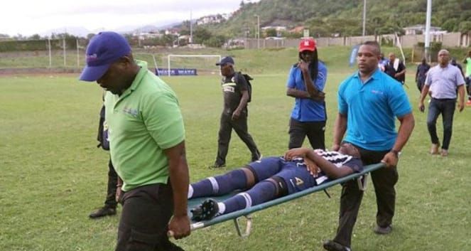 Rayo cae sobre cancha de fútbol y deja a 4 jugadores heridos