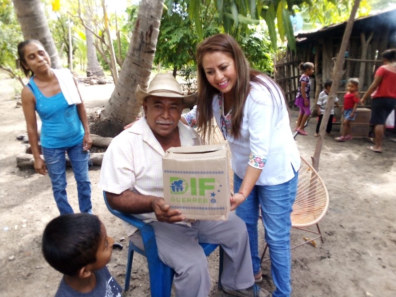 Entrega María del Socorro Hernández apoyos alimenticios en comunidades de San Marcos 