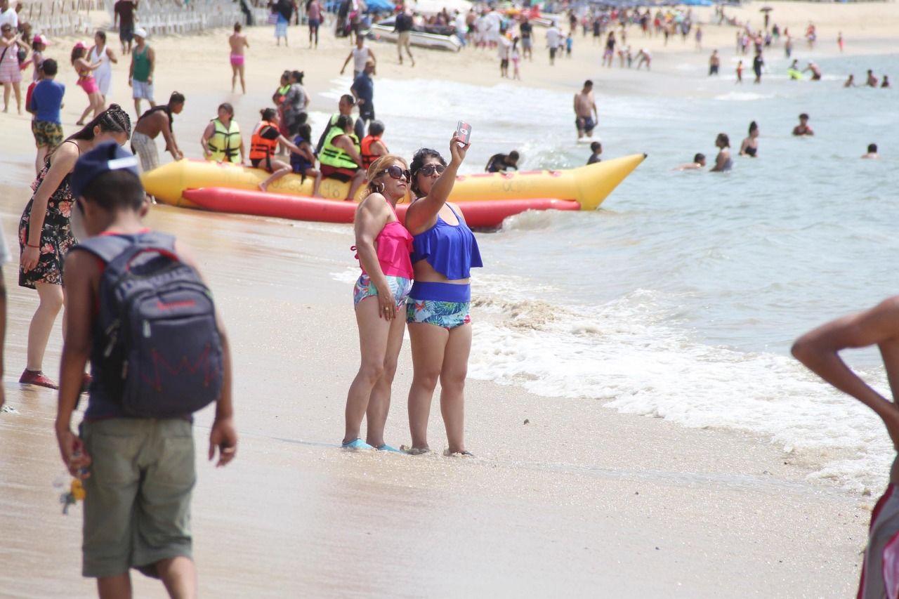 Acapulco, al 53.2% en hospederías; bañistas disfrutan las playas 