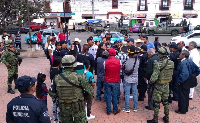 Gobierno de Amecameca intenta reprimir manifestación ciudadana