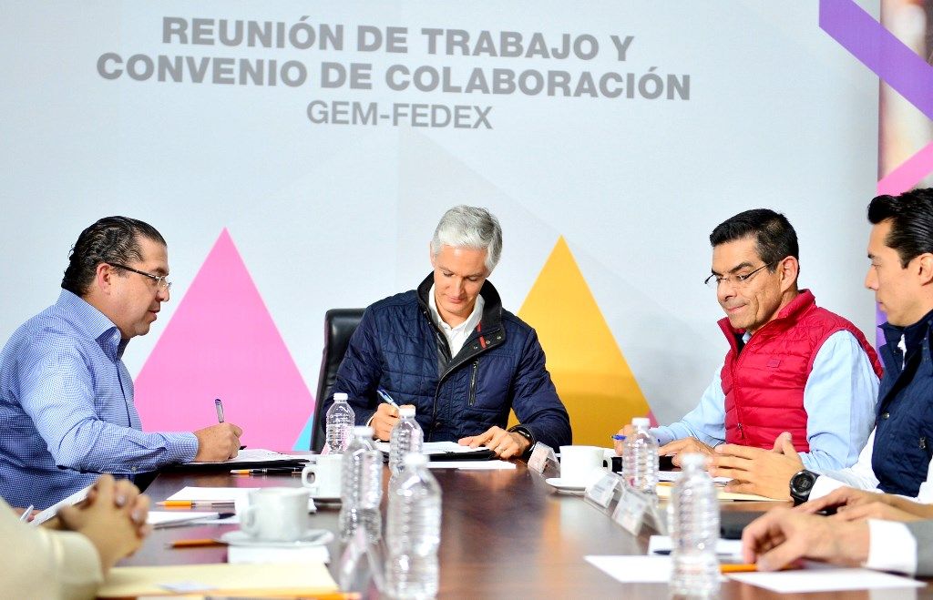 Alfredo del Mazo firma convenio con Fedex para descuento en paquetería a micro, pequeñas y medianas empresas
