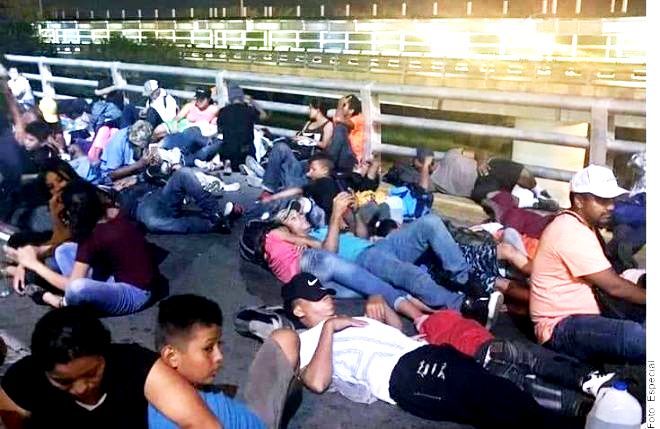 Migrantes bloquean el puente de Matamoros  