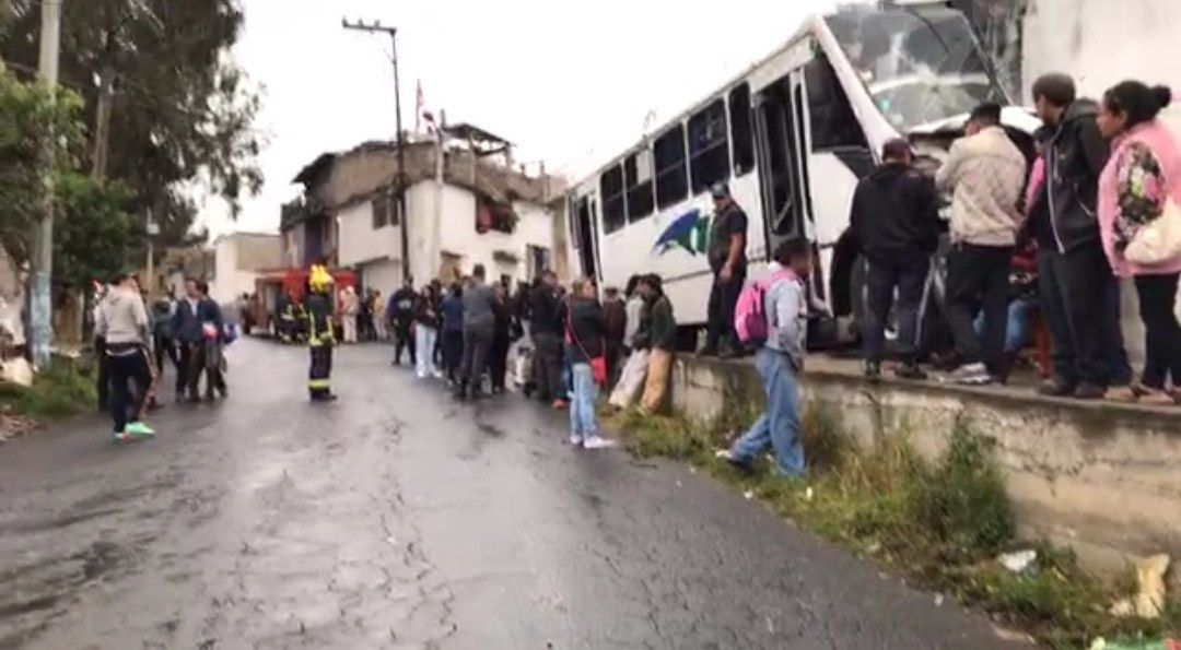 
Cuatro heridos deja  choque de un autobús en la carretera Tlalmanalco – Miraflores