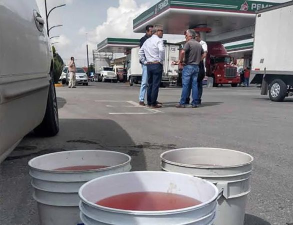 Multita de 800 mil pesos a gasolinera que vendió combustible con agua en Edomex 