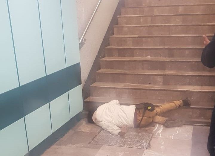 Hombre muere en escaleras del metro