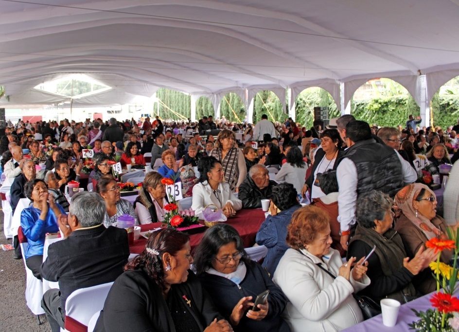 Festeja DIF Atizapán a más de mil 600 personas de la tercera edad  