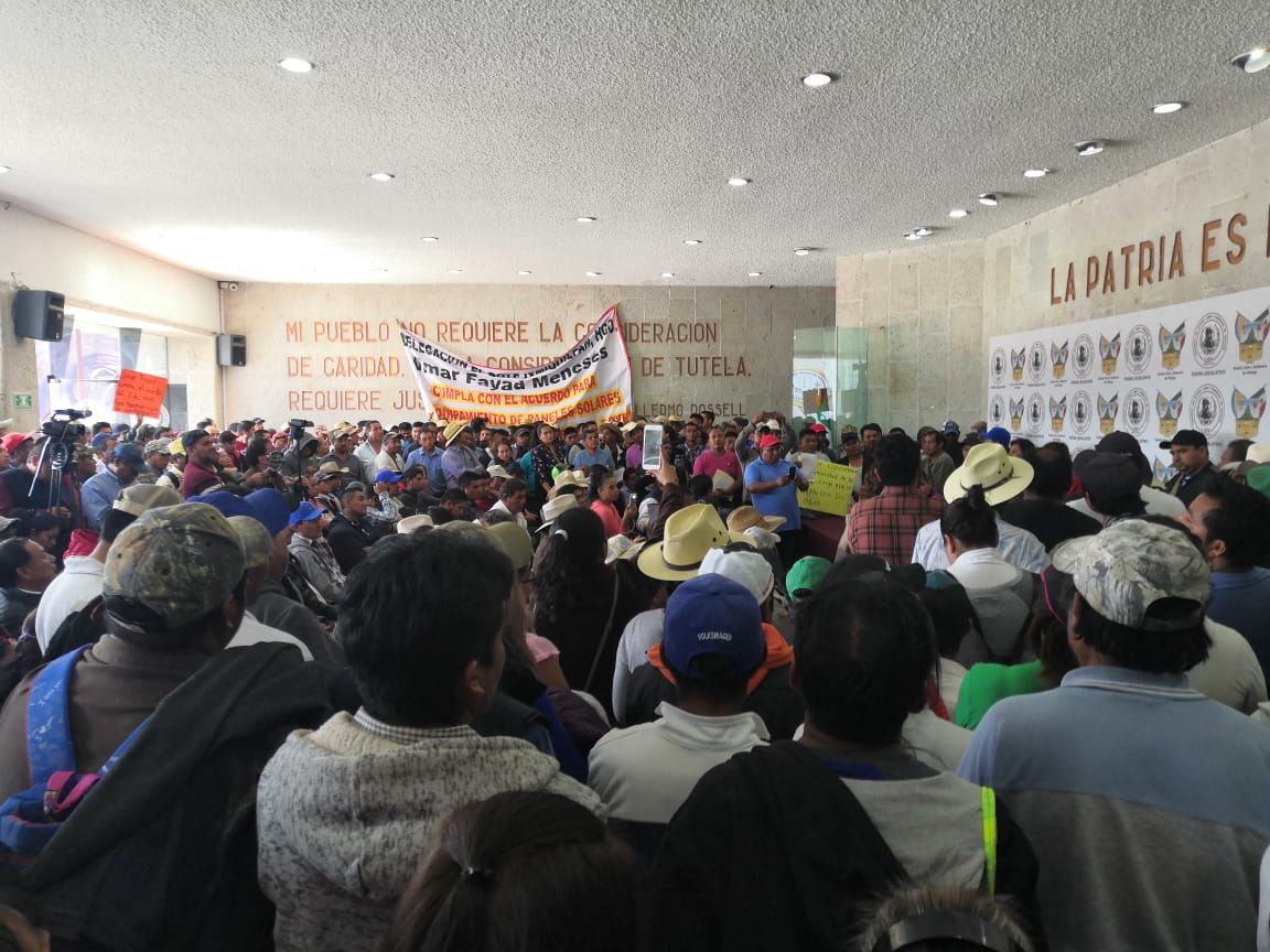 Seguidores de Cipriano Charrez amagan con "plantón" en el  Congreso de Hidalgo