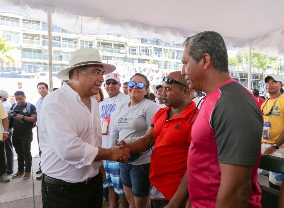 Arranca el gobernador Astudillo obras en La Quebrada y entrega empleo temporal a astilleros de playa Manzanillo 