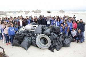 Más de 200 jóvenes se unen para limpiar Playa La Pesca de Soto La Marina
