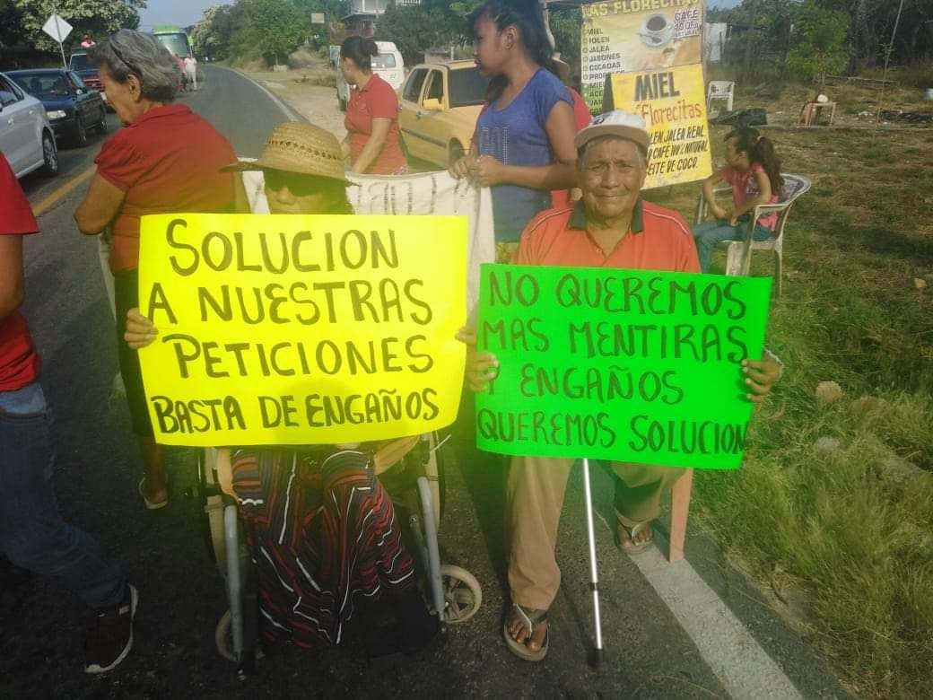 Protestan discapacitados en Atoyac y cierran la carretera federal 