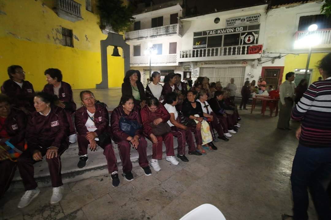 municipio de Acolman la presidenta del DIF municipal señora Elizabeth Contreras Ramos lleva de visita al puerto de Veracruz,a los ciudadanos de la tercera edad 