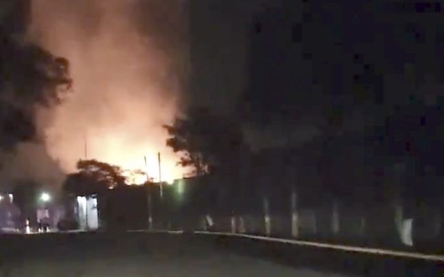 Incendio consume fábrica de tarimas en Ecatepec