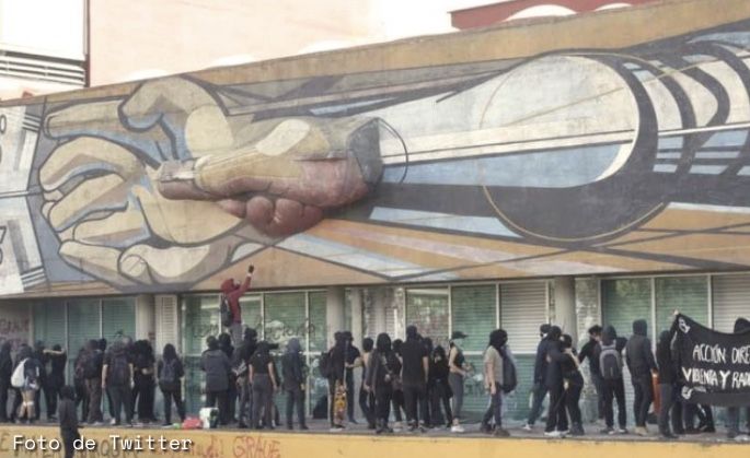 Mural de Siqueiros dañado por actos vandálicos en Rectoría